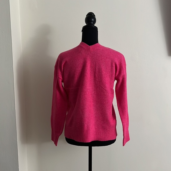 🆕LOFT Pink V-Neck Sweater - Size M (Petite) - Picture 4 of 7